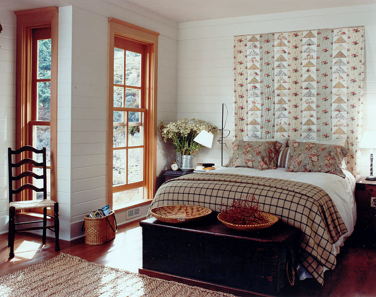 Fall-colored country style bedroom