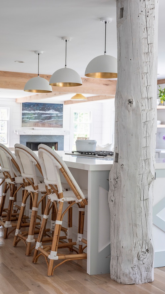 Coastal style kitchen in white and wood