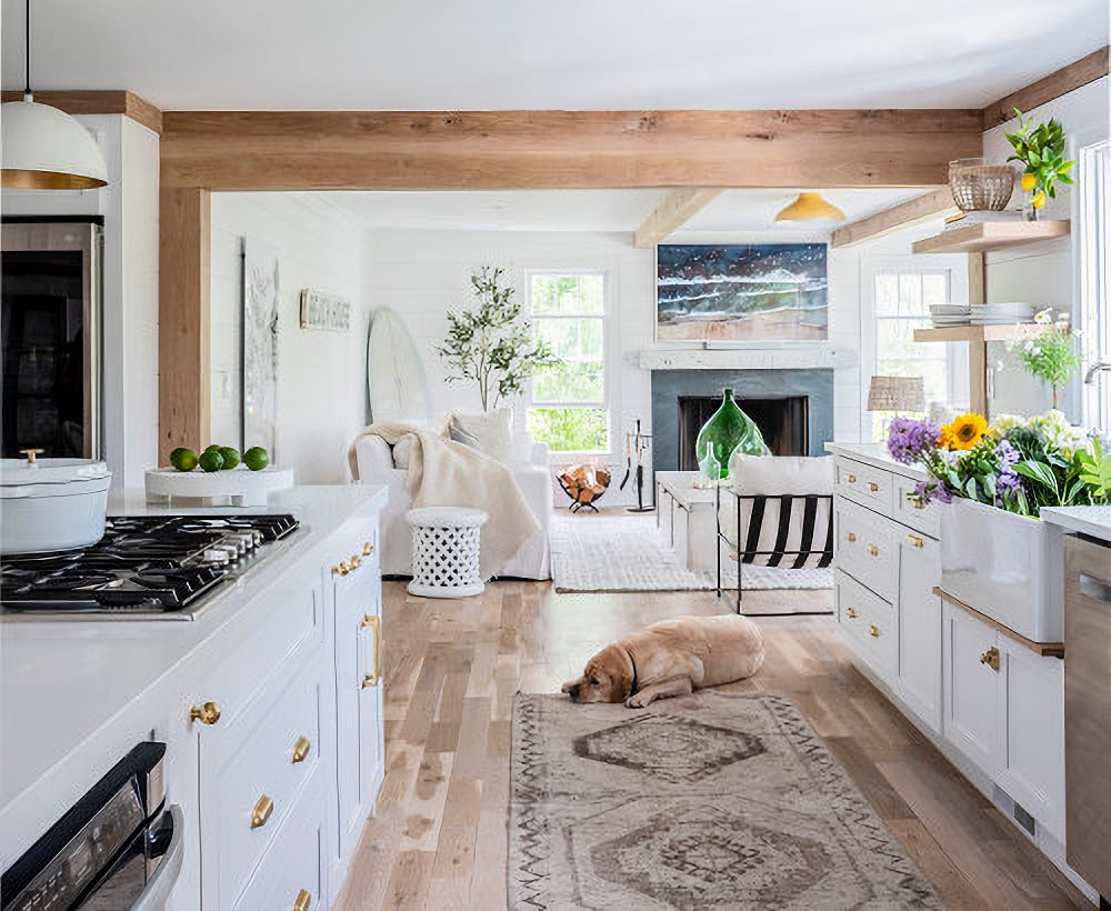 Coastal style kitchen in white and wood