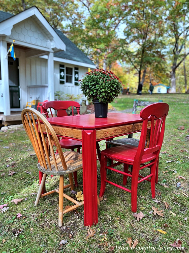 Swedish outdoor table and chairs for al fresco dining