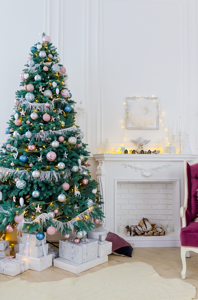 How to Coordinate Your Christmas Tree with Your Mantel