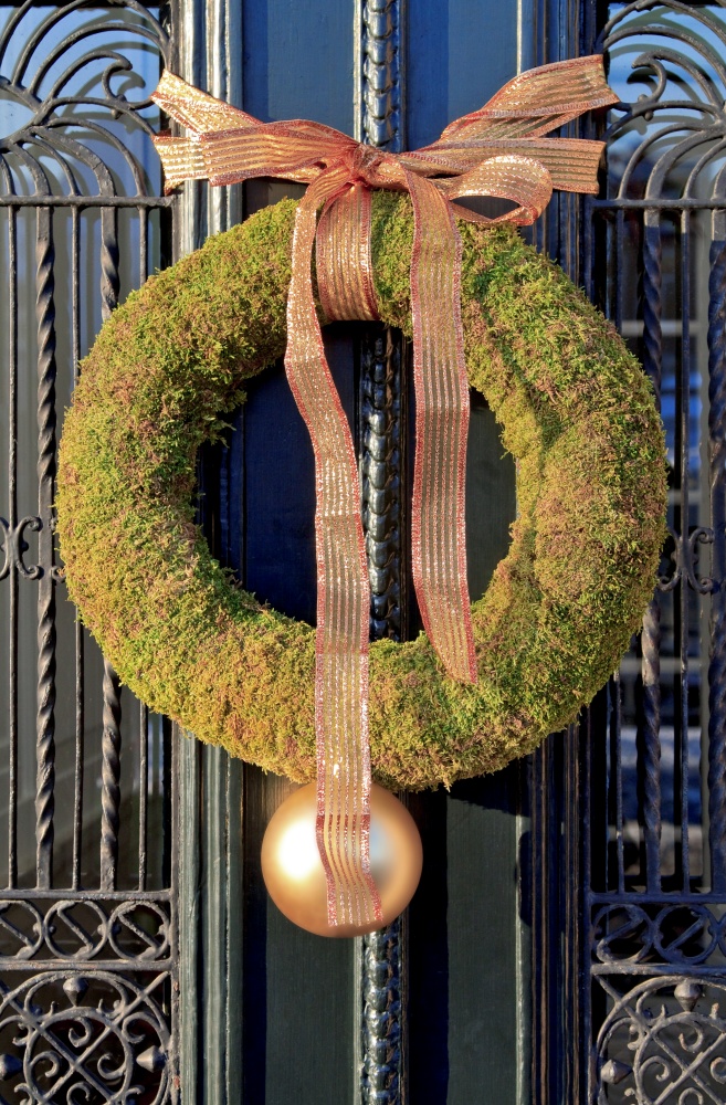 Moss wreath with Christmas bow and ornament