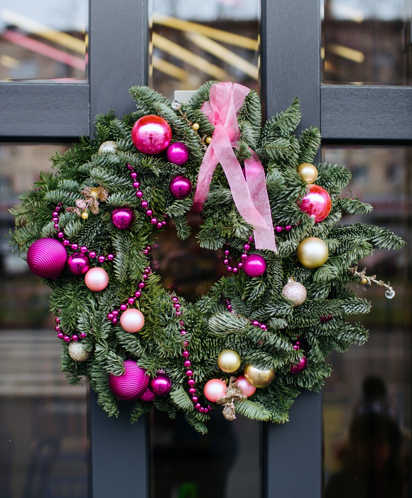 Wreath with pink ornaments
