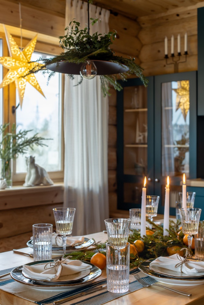 Scandinavian style Christmas cabin - dining room