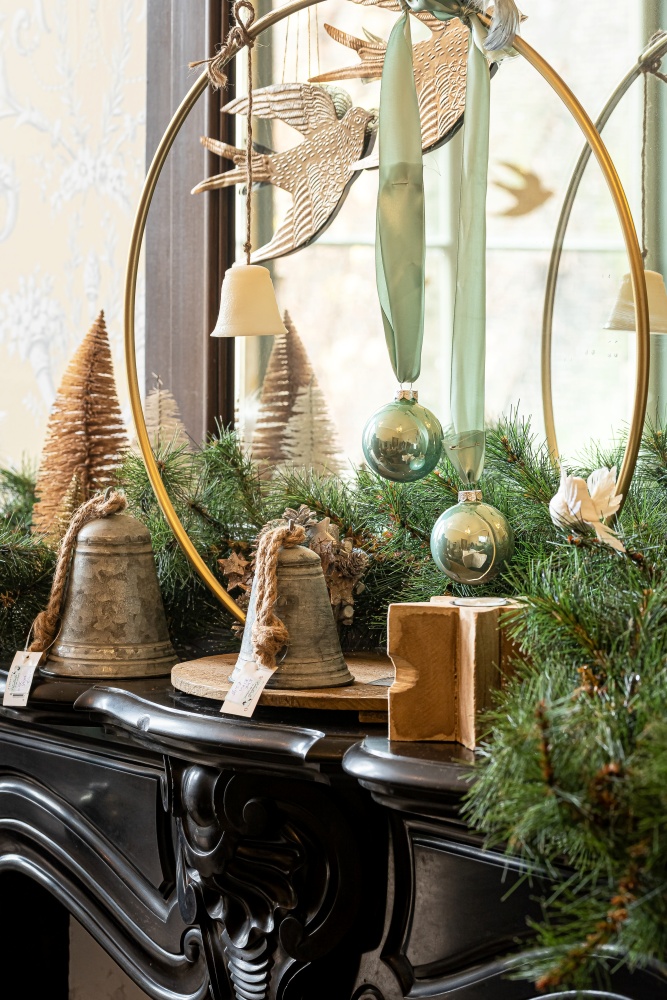 How to Create Christmas Vignettes to Cozy Up Your Home