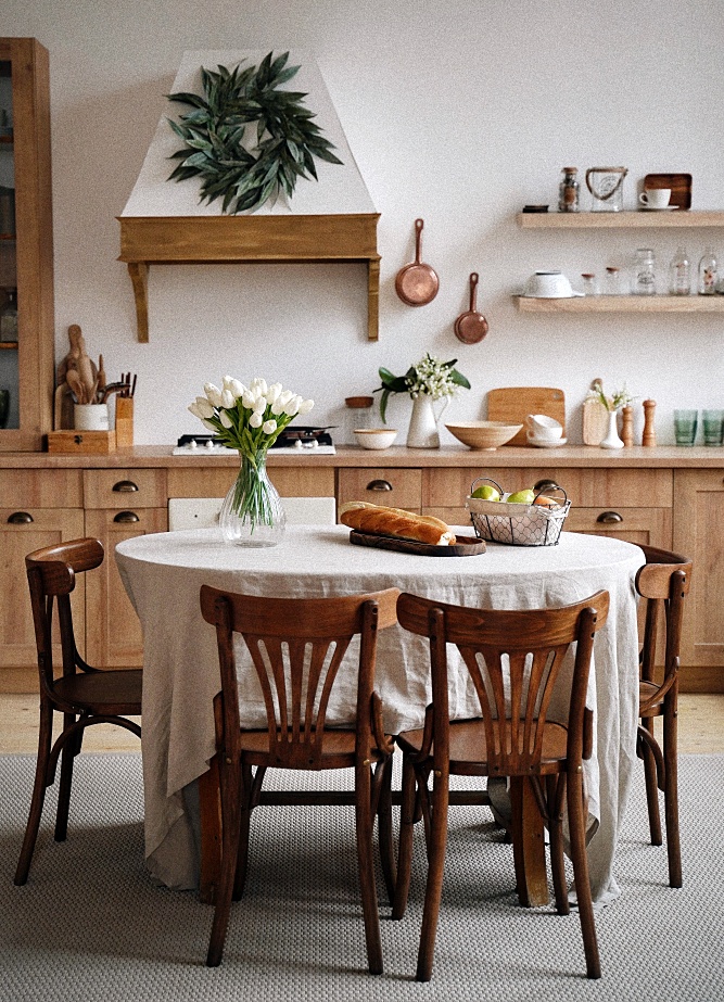 Are Tables Replacing Kitchen Islands, and Other Friday Finds