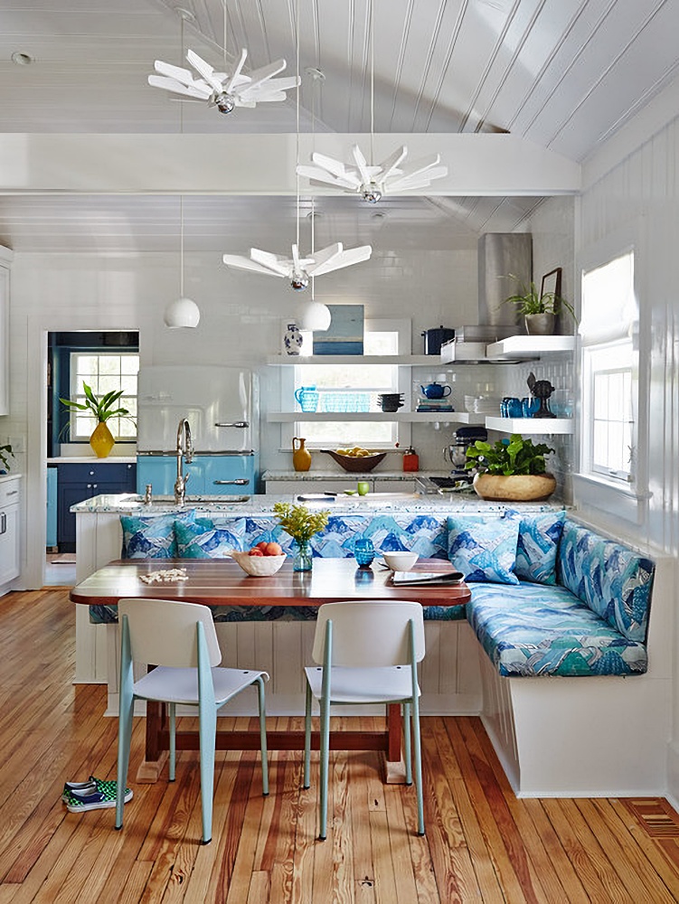 beach bungalow kitchen in blue and white