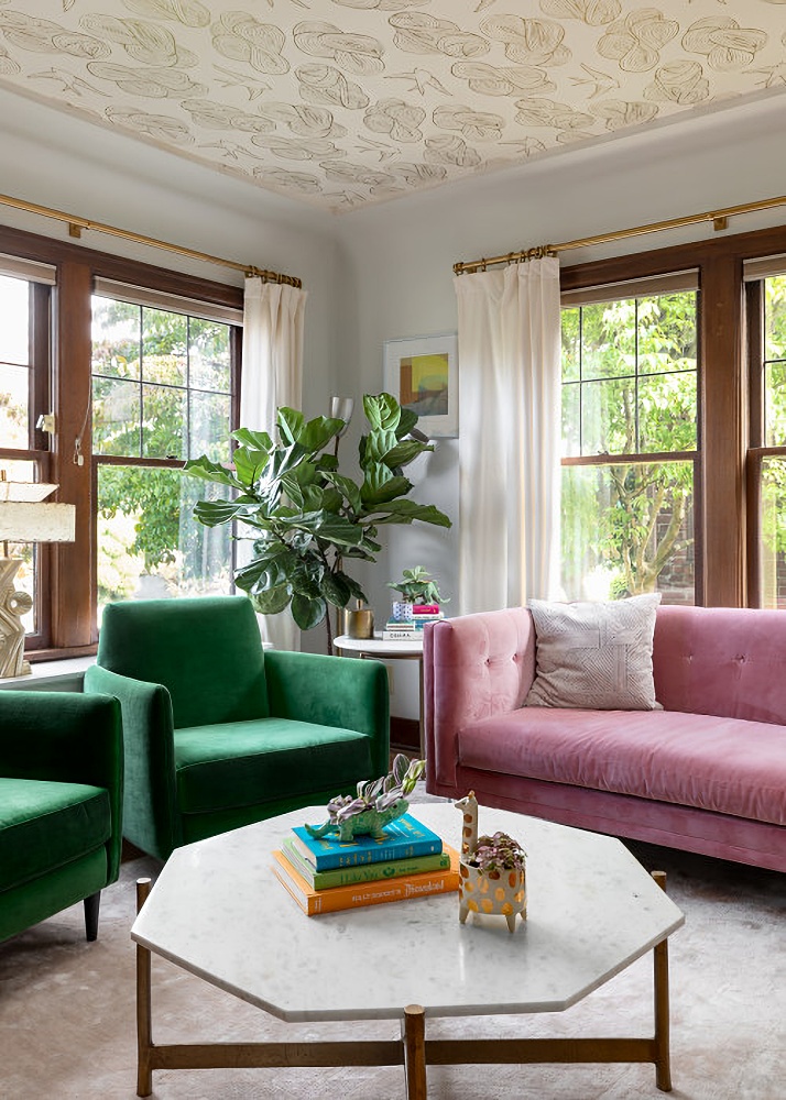 Embrace the Best of Both Worlds with a Pink and Green Living Room