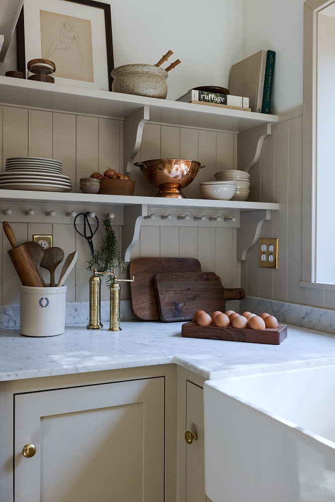 English country kitchen with farmhouse elements
