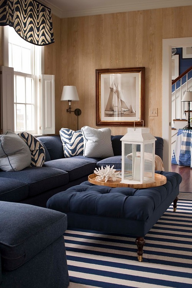 Nantucket-Wohnzimmer mit marineblauen getufteten Möbeln