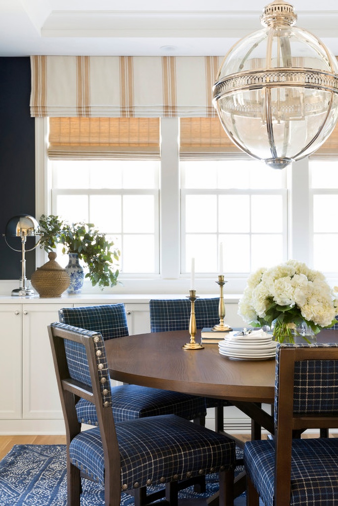 dining room with mixed patterns