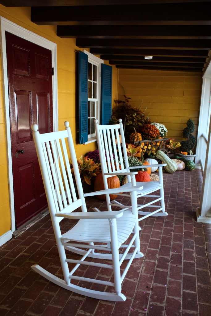 Rocking chairs and pumpkin decoration in the town of Washington, Virginia.