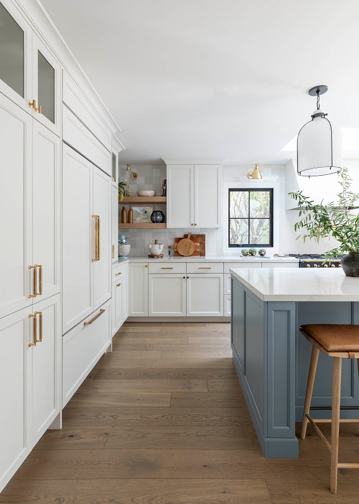 cozinha azul e branca com piso em parquet