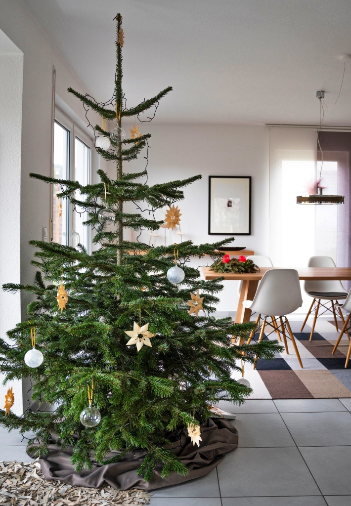 decorating a Christmas tree - sparse decoration ideas