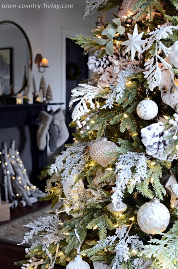Decorações brancas na árvore de Natal verde