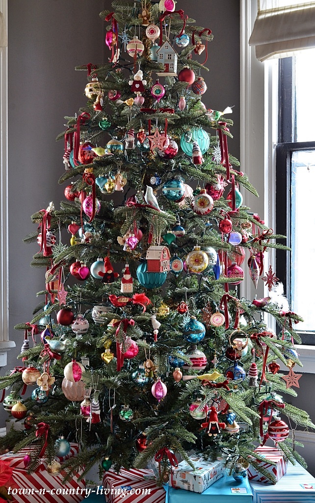 Árvore de Natal deslumbrada com enfeites vintage