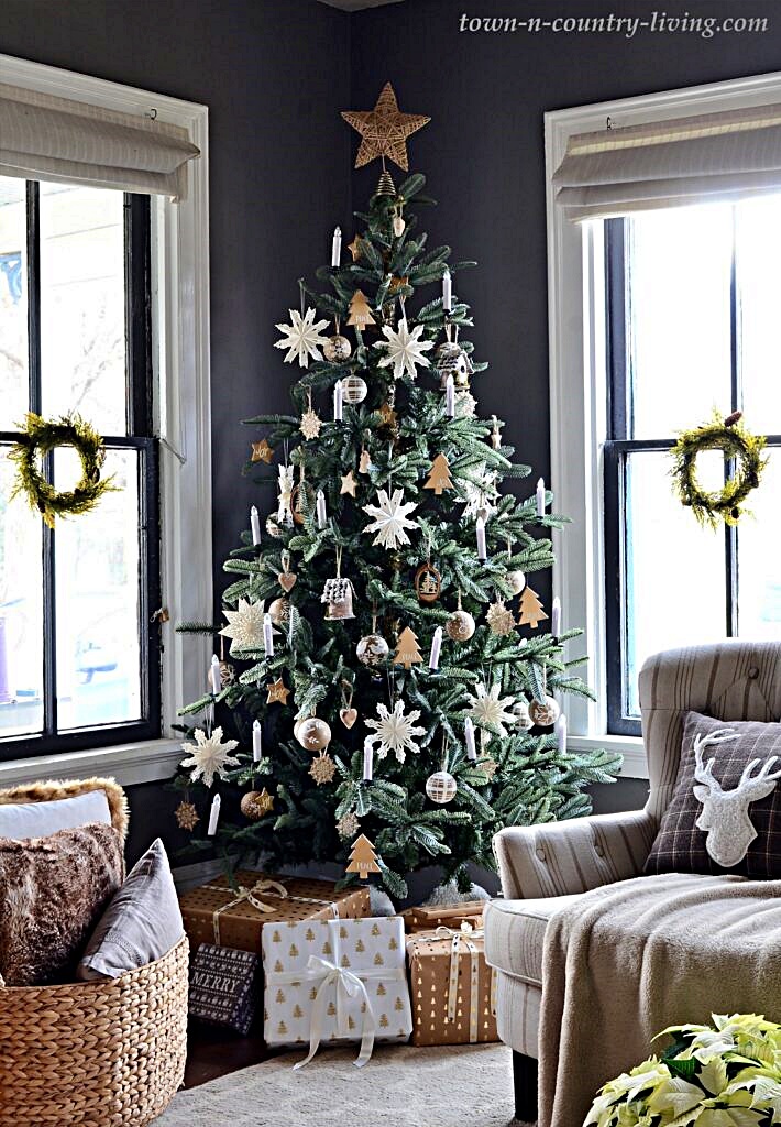 Árvore de Natal em estilo escandinavo com flocos de neve de papel