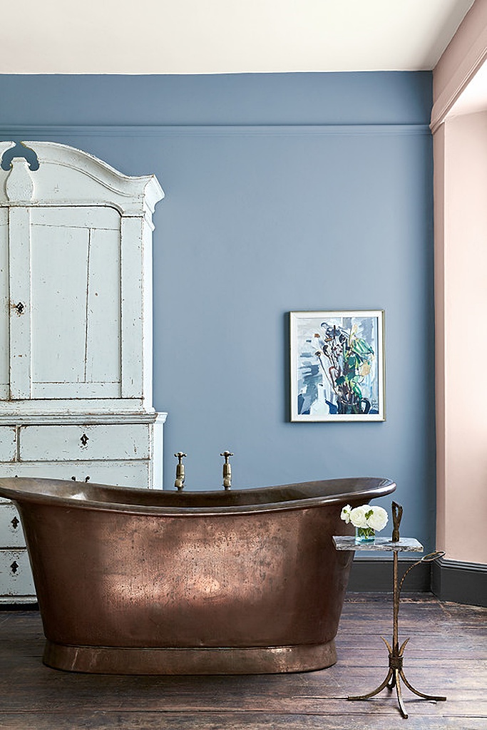pink and blue English style bathroom