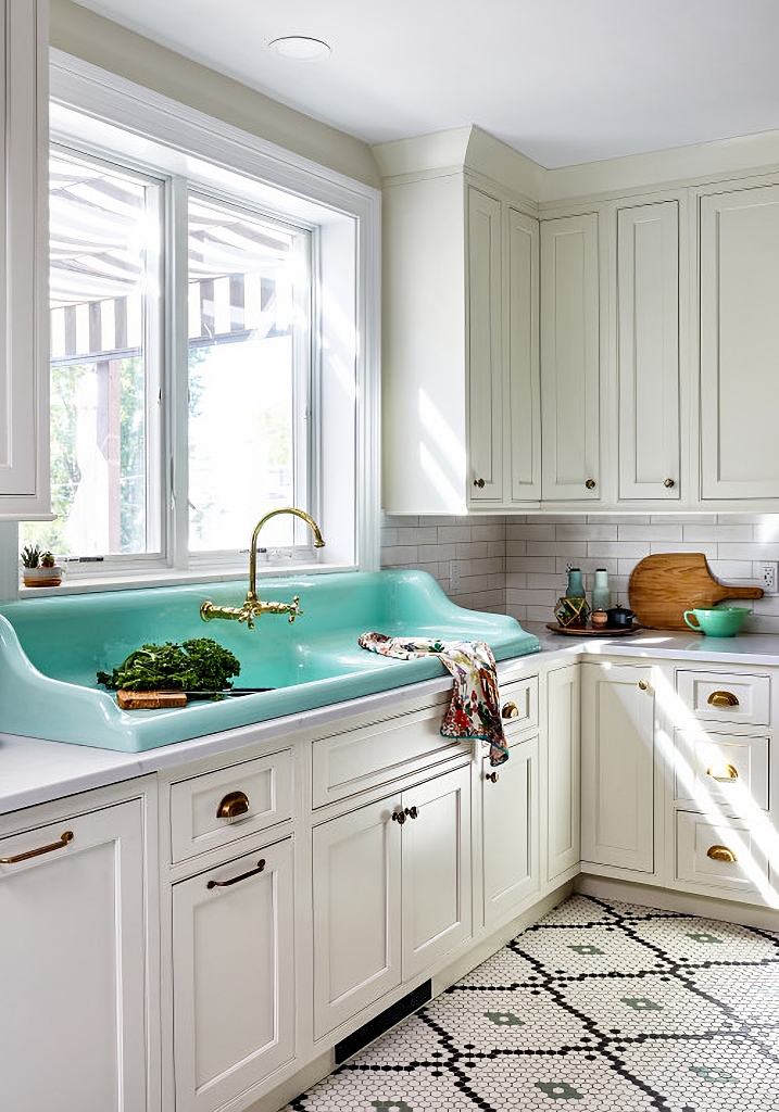 Surprising Turquoise Sink: The Secret of This Happy Retro Kitchen