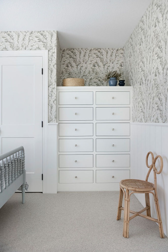 built-in chest of drawers in girls bedroom