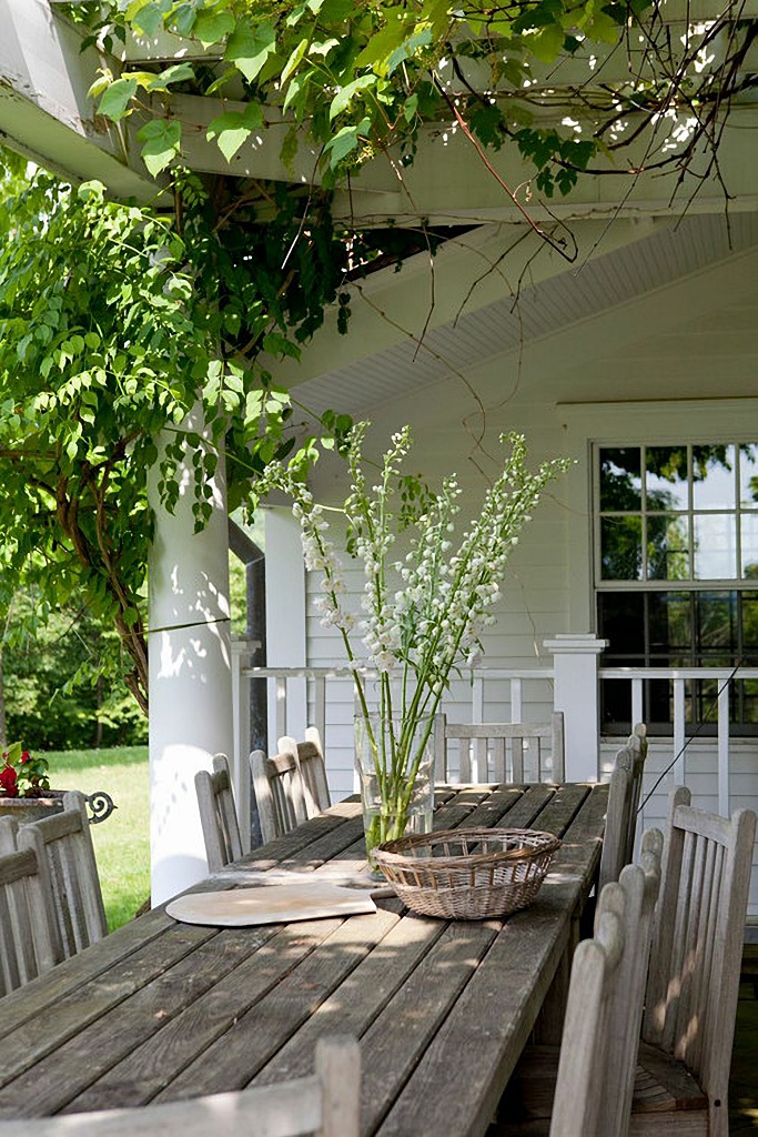 outdoor dining in farmhouse backyard