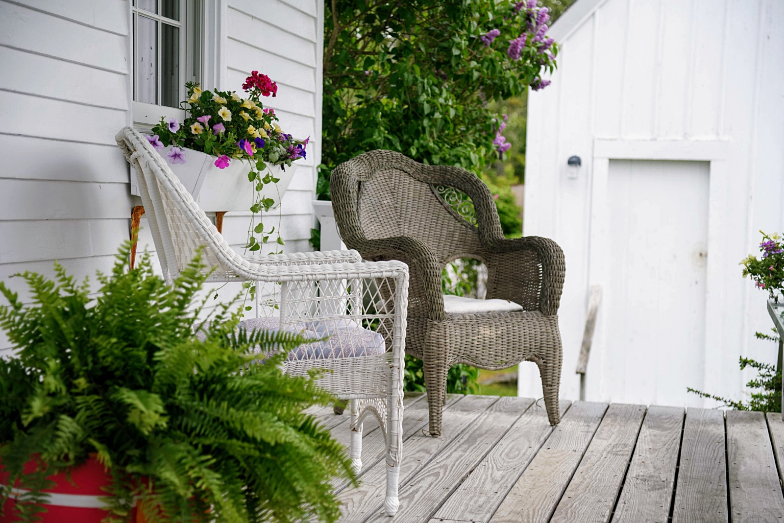 Wonderful Wicker Chairs Create a Happy Porch