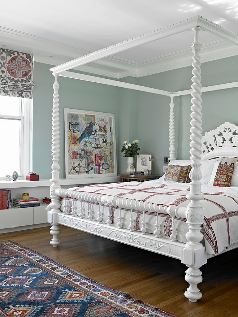 white four poster bed with quilt