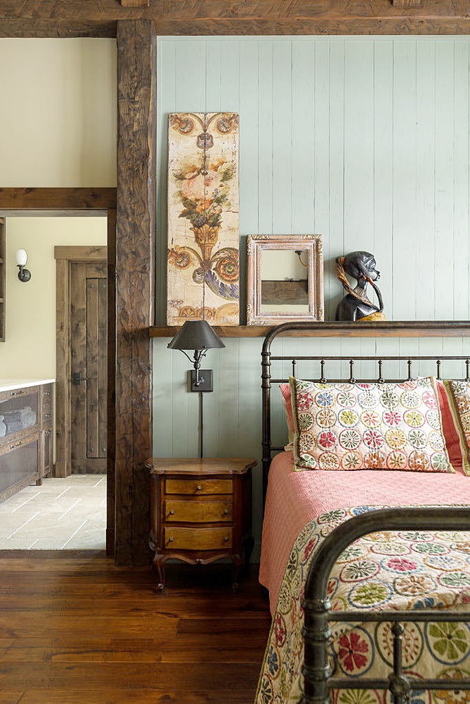 historic style bedroom