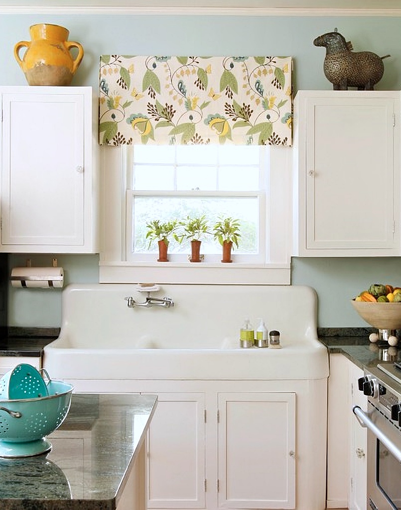 cottage kitchens - farmhouse sink