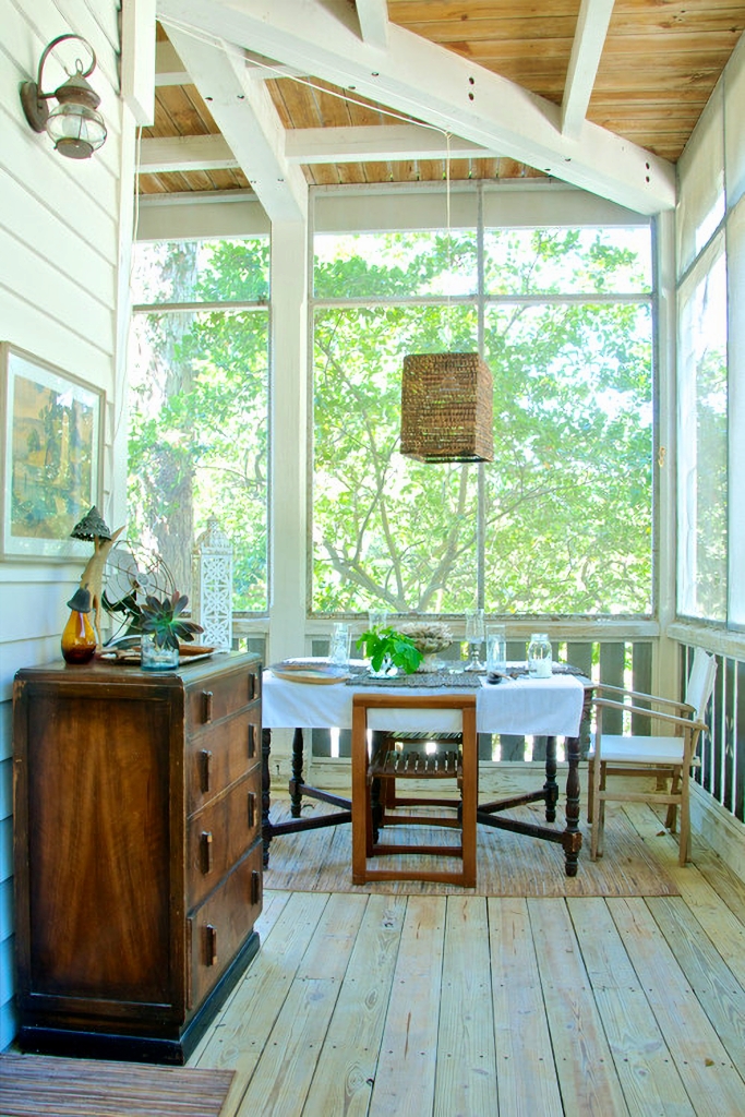 screened in dining porch