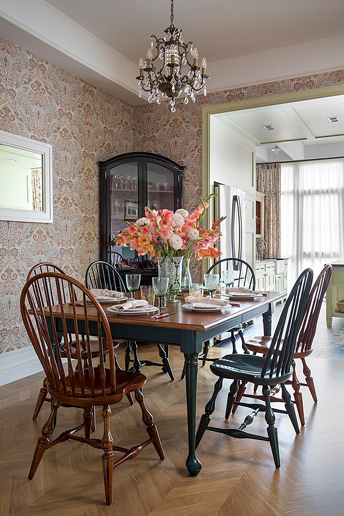 moscow dining room with stunning wallpaper