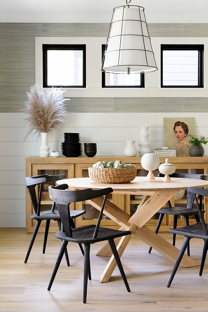 dining room with grass cloth wallpaper