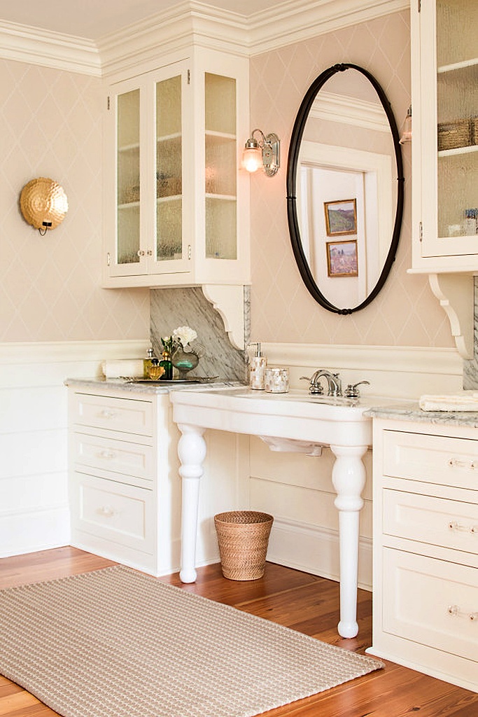 English style white bathroom