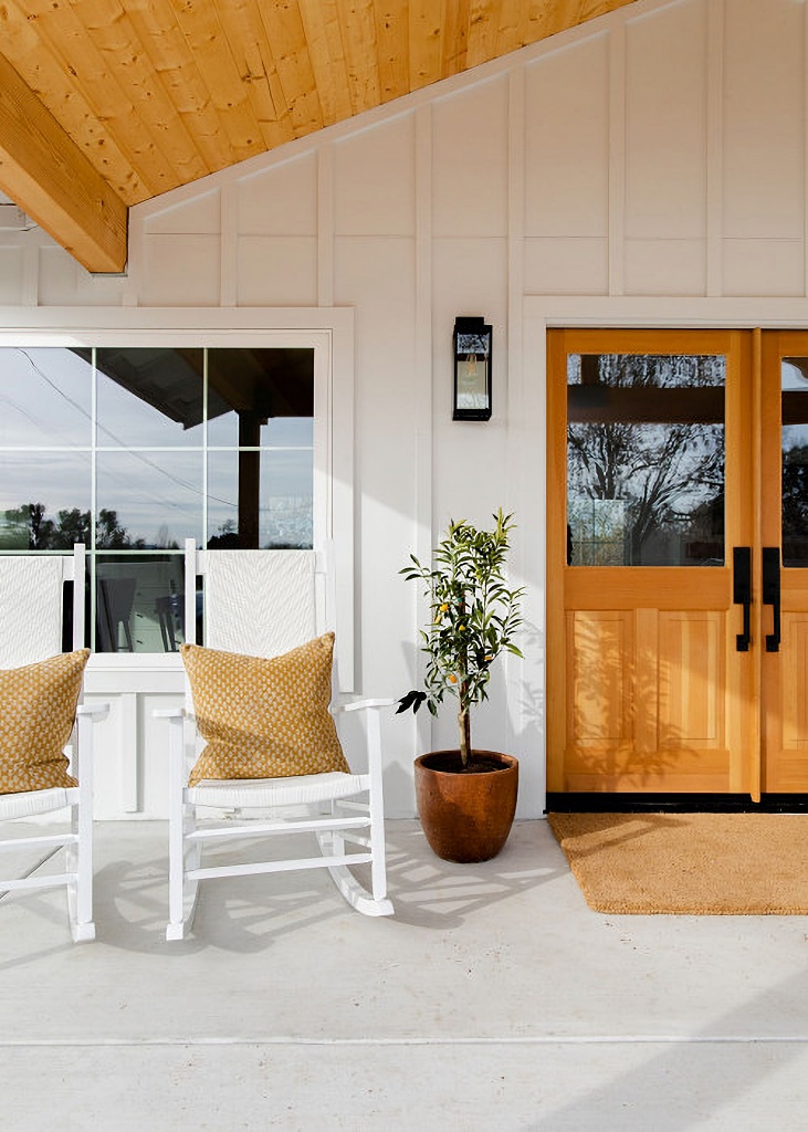 modern ranch home - porch with rockers