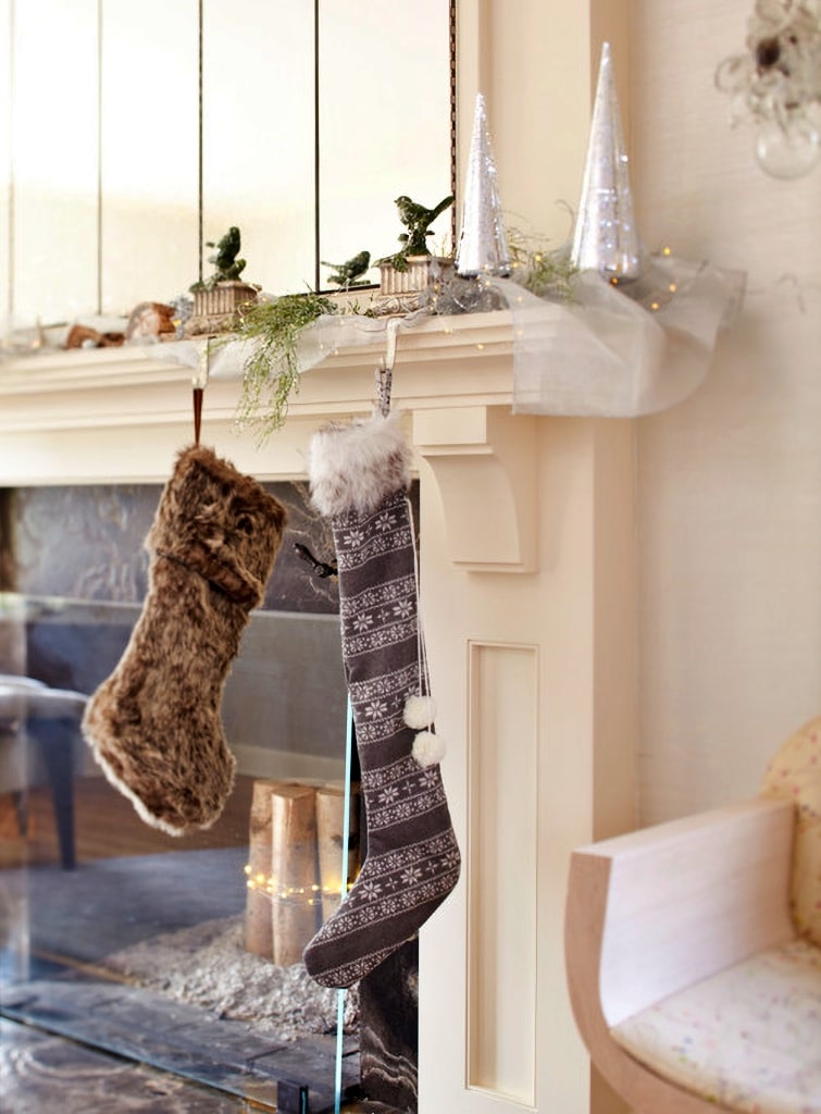 simple Christmas mantel