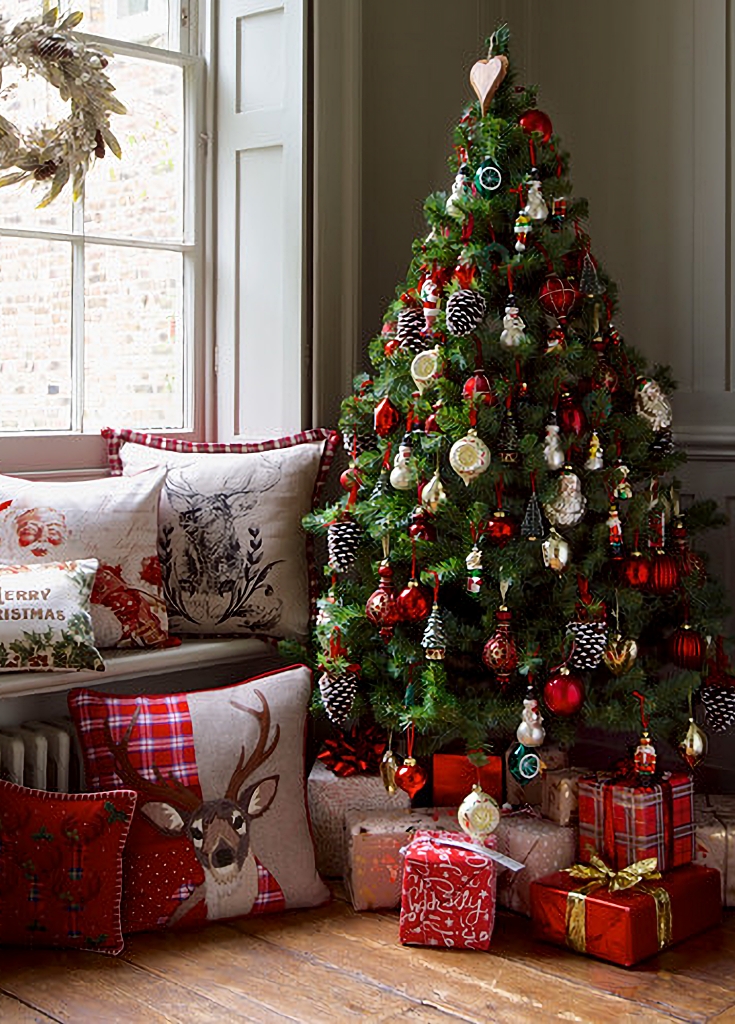 Scandinavian Christmas tree in red and white