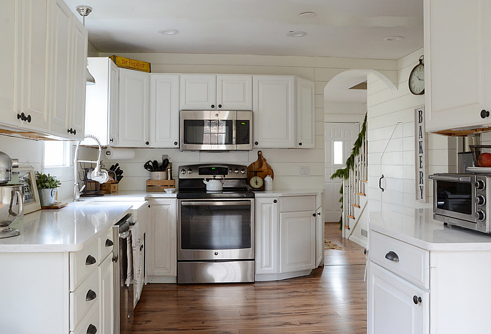 white farmhouse kitchen