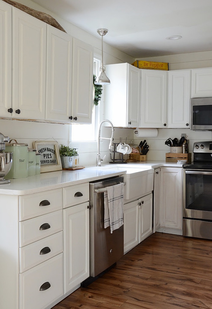 white farmhouse kitchen