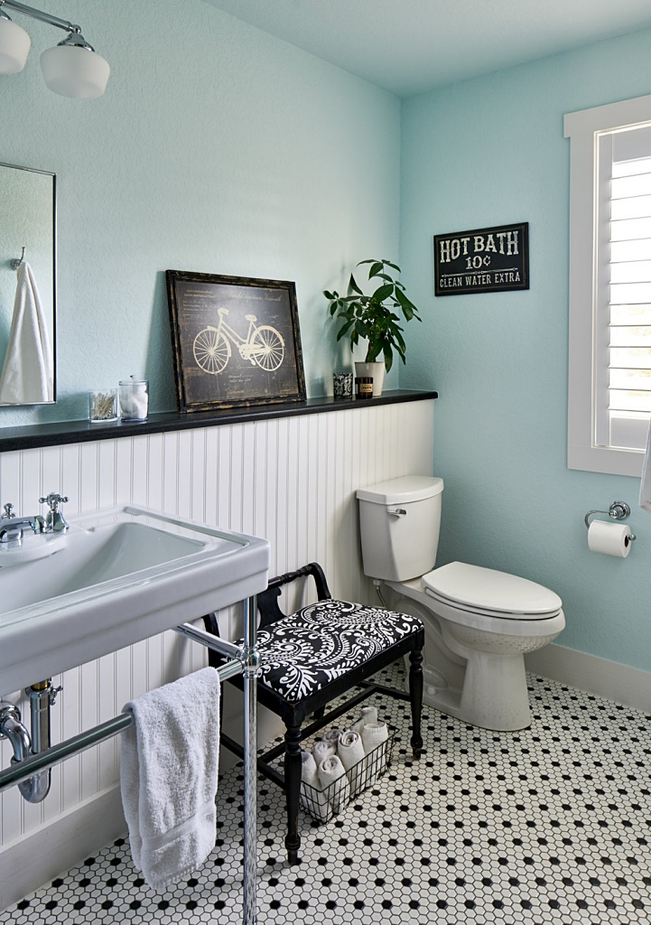 blue and white vintage bathroom