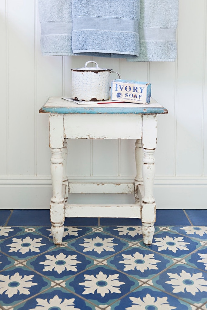 vintage bathroom in blue and white