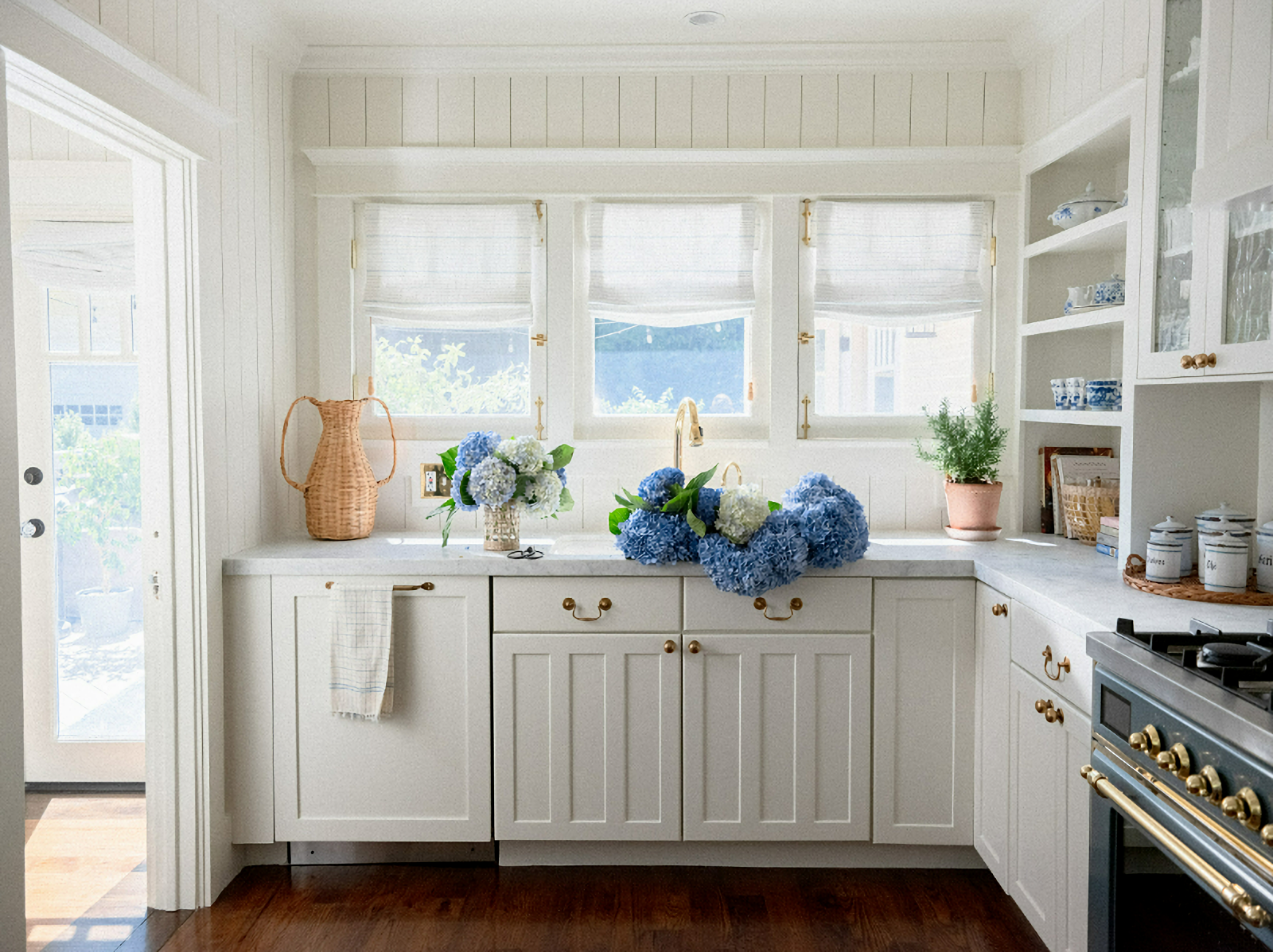 classic cottage home kitchen