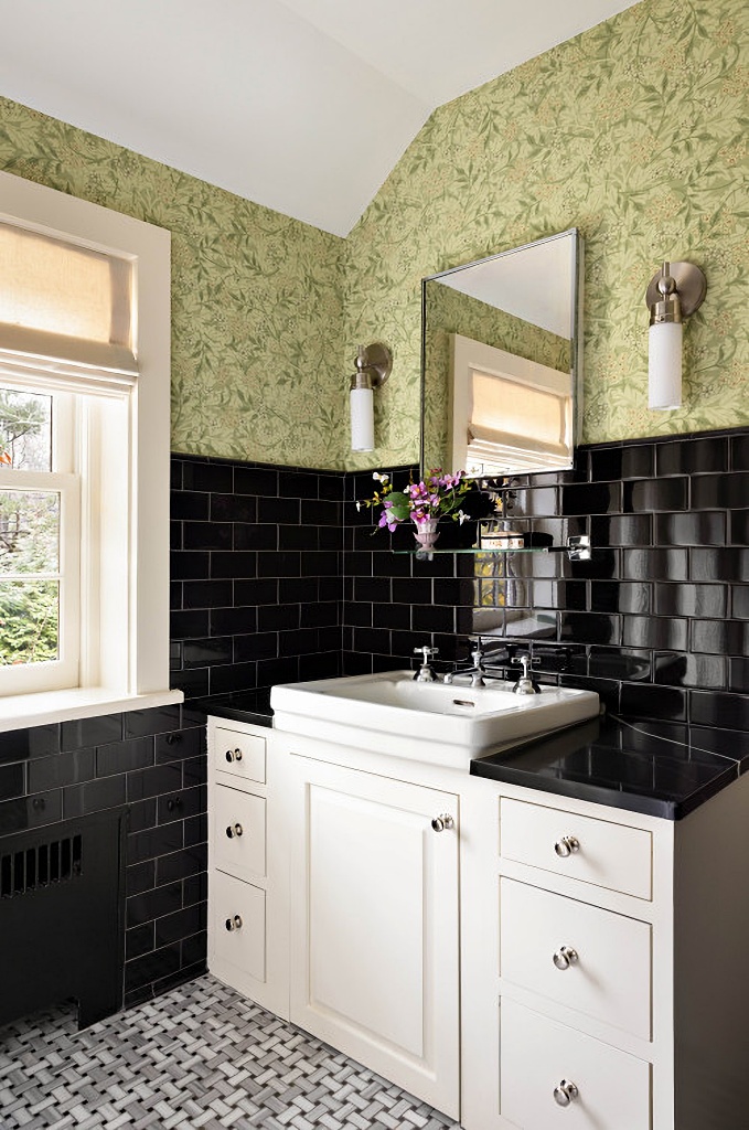 vintage cottage bathroom