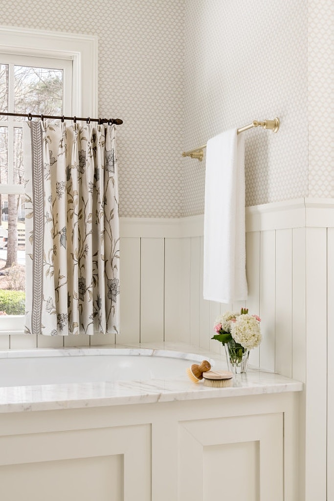 soaker tub in marble