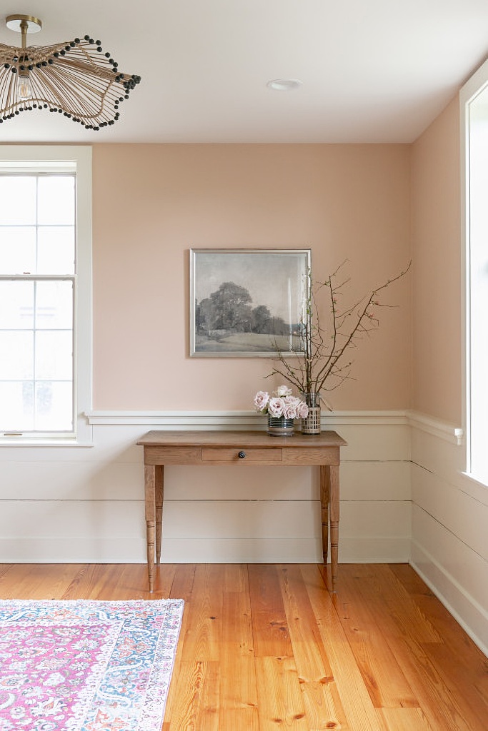peach colored sitting room in Colonial home