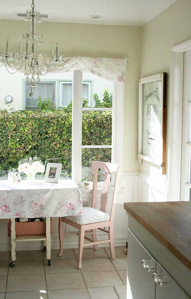 eat-in beach cottage kitchen