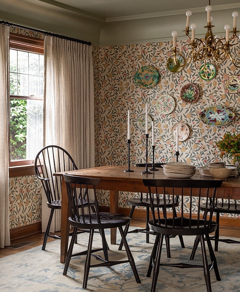dining room with wallpaper