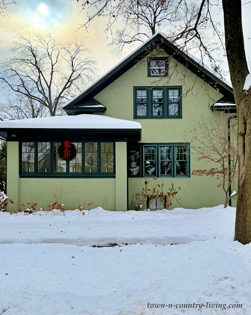 green stucco home in Wheaton, Illinois