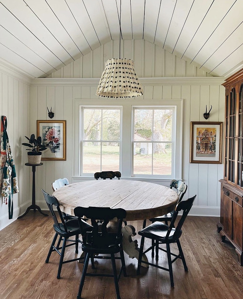 cottage style dining nook in kitchen