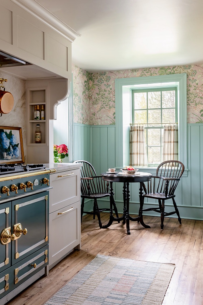 English country style kitchen nook