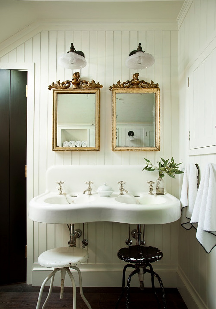 antique style bathroom